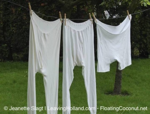ouderwets wit lang ondergoed aan de waslijn