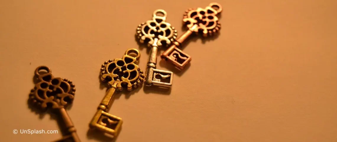 Gele achtergrond, drie antieke sleutels