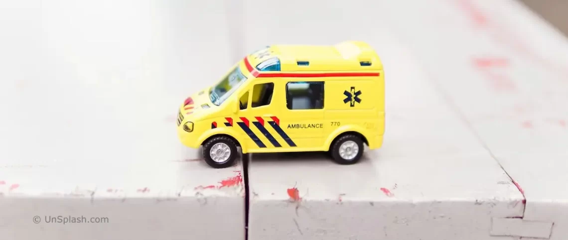 kleine ambulance auto op houten tafel