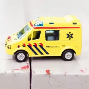 kleine ambulance auto op houten tafel