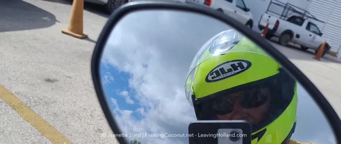 selfie genomen in de spiegel van mijn motor