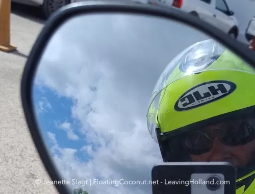 selfie genomen in de spiegel van mijn motor