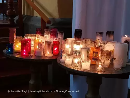 Kaarsen in een kerk 